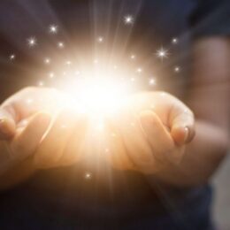 Vous avez acquis une certaine expérience avec le premier module et vous souhaitez aller plus loin ? Ce module est pour vous. Nous approfondirons vos connaissances pour vous permettre de mieux contrôler vos perceptions, d'affiner vos messages, et d'apprendre à travailler de manière éthique et responsable avec le monde spirituel.
